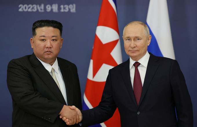 Tổng thống Nga Vladimir Putin bắt tay nhà lãnh đạo Triều Tiên Kim Jong-un trong cuộc gặp ở vùng viễn đông Amur, Nga, hồi tháng 9/2023. Ảnh: Reuters.