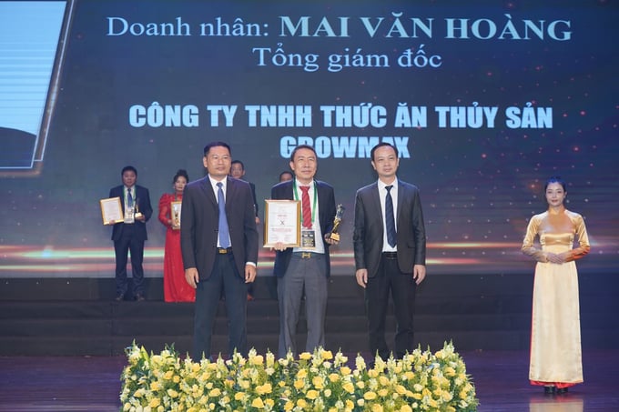 Mai Van Hoang, CEO of GrowMax Group, receiving the trophy and certificate for the 'Asia Excellent Leader 2024' award.