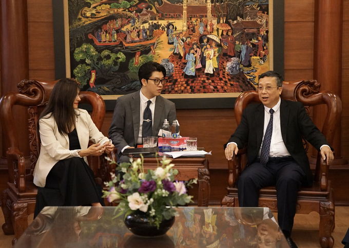 Deputy Minister Hoang Trung received and worked with Ms. Claudia Sanhueza, Deputy Minister of Foreign Affairs of Chile.