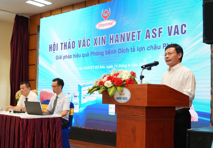 Dr. Nguyen Xuan Duong, Chairman of Vietnam Livestock Association shared about HANVET ASF VAC vaccine. Photo: Dinh Muoi.