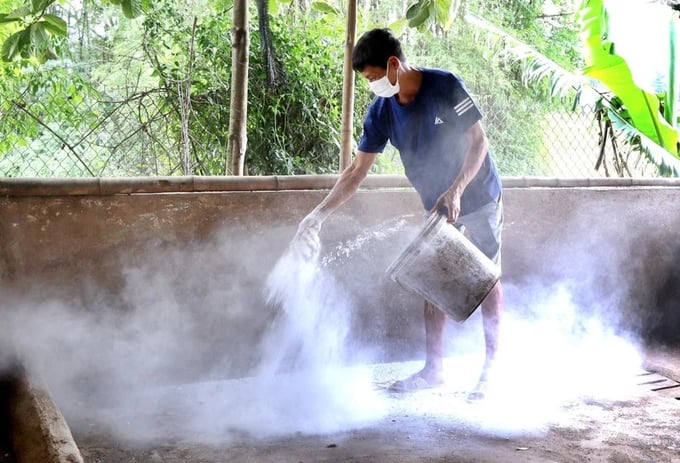 Sanitizing livestock and poultry facilities to prevent disease outbreaks. Photo: Trung Kien.