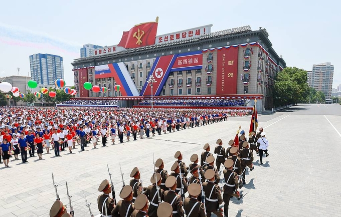 Triều Tiên tổ chức lễ đón Tổng thống Nga Vladimir tại Quảng trường Kim Nhật Thành trưa ngày 19/6. Ảnh: TASS.