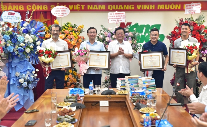 Bộ trưởng Lê Minh Hoan tặng bằng khen cho các cá nhân đạt thành tích xuất sắc của Báo Nông nghiệp Việt Nam. Ảnh: Tùng Đinh.