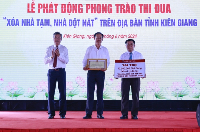 Ông Bùi Thanh Quang (đứng giữa) - Trưởng Văn phòng đại diện Agribank khu vực Tây Nam Bộ đại diện Agribank - nhận bằng khen của Chủ tịch UBND tỉnh Kiên Giang. Ảnh: Minh Khương.