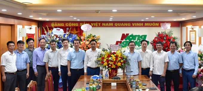 Thứ trưởng Nguyễn Quốc Trị cùng các đơn vị khối lâm nghiệp chúc mừng Báo Nông nghiệp Việt Nam. Ảnh: Quỳnh Chi.