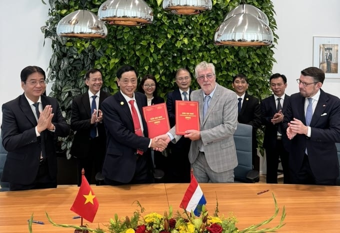 Mr. Dang Kim Cuong, Director of Ninh Thuan Department of Agriculture and Rural Development (left) and the Netherlands - Vietnam Agricultural Business Cooperation Association signed a memorandum of cooperation to enhance the development of the agricultural sector. Photo: TL.
