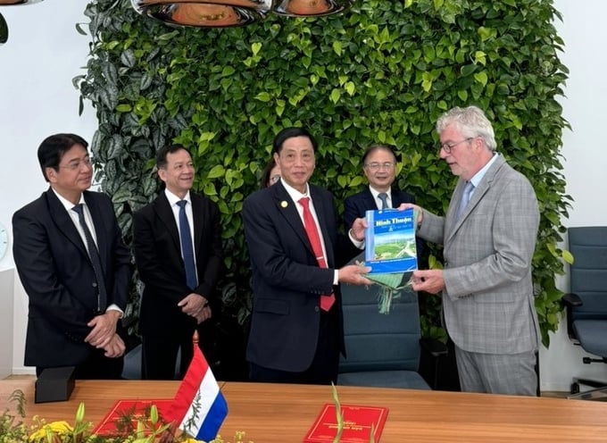 Ông Đặng Kim Cương, Giám đốc Sở NN-PTNT tỉnh Ninh Thuận tặng sách lưu niệm cho Hiệp hội Hợp tác Kinh doanh nông nghiệp Hà Lan - Việt Nam. Ảnh: MP.