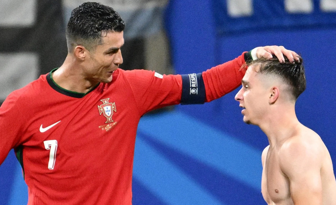 Cristiano Ronaldo ăn mừng cùng đồng đội trẻ Francisco Conceicao trong trận thắng CH Séc đêm qua. Ảnh: Getty Images/Christophe Simon.