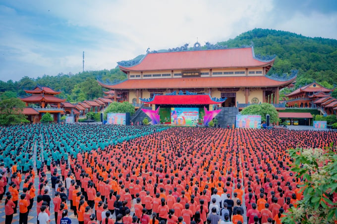 Hàng nghìn người tham gia khóa tu mùa hè ở chùa Ba Vàng.