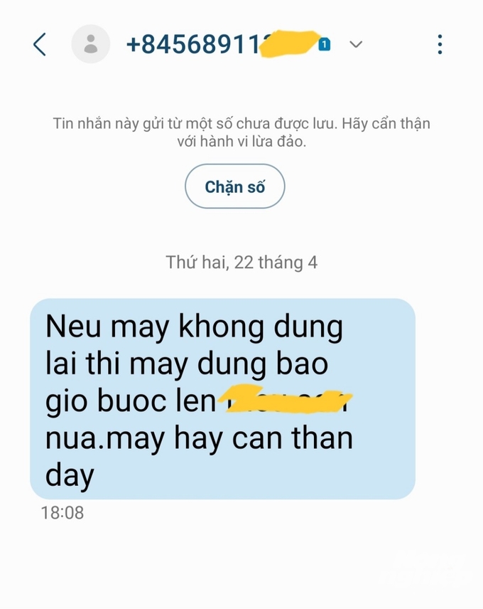 Một tin nhắn từ số máy lạ gửi vào máy phóng viên trùng với thời điểm chúng tôi tác nghiệp vụ gỗ keo. Ảnh: QT.