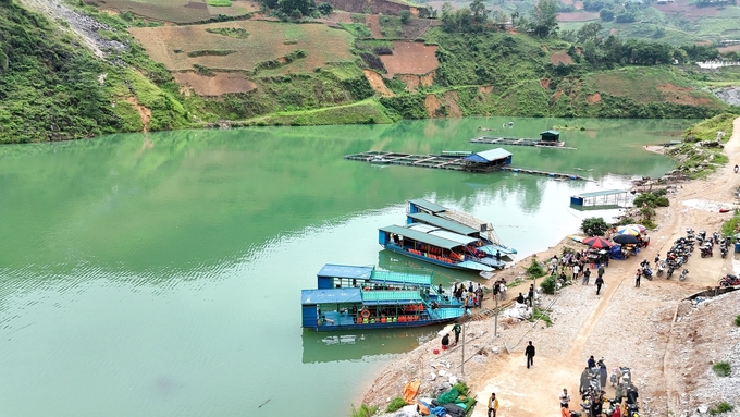 Một góc sông Nho Quế, nơi anh Hùng nuôi cá lồng và làm du lịch. Ảnh: Đào Thanh.