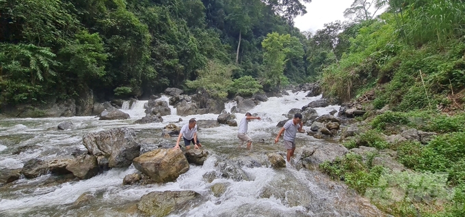 Một thác nước tuyệt đẹp dọc đường vào rừng đặc dụng Du Già. Ảnh: Đào Thanh.