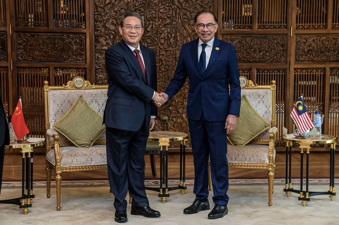 Thủ tướng Trung Quốc Lý Cường bắt tay Thủ tướng Malaysia Anwar Ibrahim trong cuộc gặp ở Putrajaya, Malaysia hôm 19/6. Ảnh: Reuters.