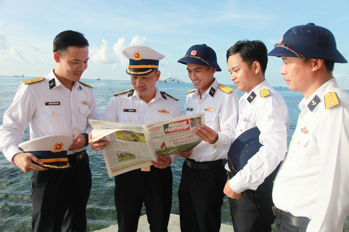 Tinh thần đoàn kết, sẻ chia, keo sơn gắn bó của người lính Trường Sa. Ảnh: Xuân Hào.