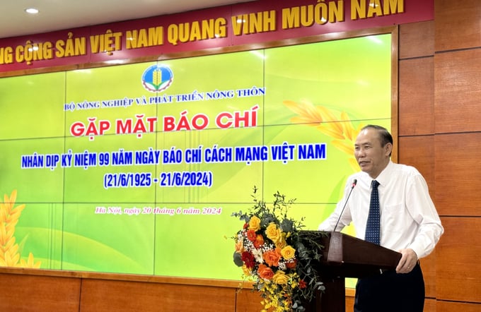 Thứ trưởng Phùng Đức Tiến phát biểu tại sự kiện gặp mặt báo chí nhân dịp kỷ niệm 99 năm ngày Báo chí Cách mạng Việt Nam. Ảnh: Quỳnh Chi.