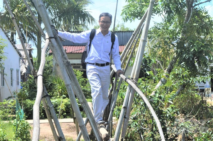 In the past, rural areas were hindered by difficult transportation. To conduct fieldwork, a journalist had to navigate through makeshift bridges and meet farmers for information gathering. Photo: TL.