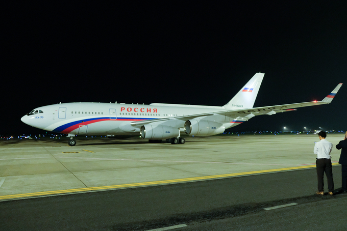 Chuyên cơ chở Tổng thống Putin hạ cánh sân bay Nội Bài lúc 1h45 sáng 20/6. Ảnh: Tùng Đinh.