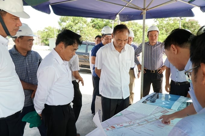 Thứ trưởng Bộ NN-PTNT Phùng Đức Tiến kiểm tra công tác triển khai thực hiện các nhiệm vụ chống khai thác thác IUU tại TP Đà Nẵng. Ảnh: QD.