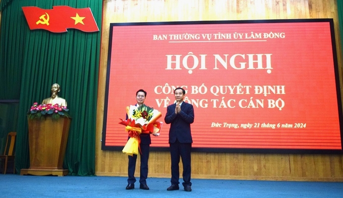 Ông Nguyễn Thái Học, Quyền Bí thư Tỉnh ủy Lâm Đồng, trao quyết định của Ban Thường vụ Tỉnh ủy điều động, chỉ định ông Trần Trung Hiếu (trái) giữ chức vụ Bí thư Huyện ủy Đức Trọng. Ảnh: NM.