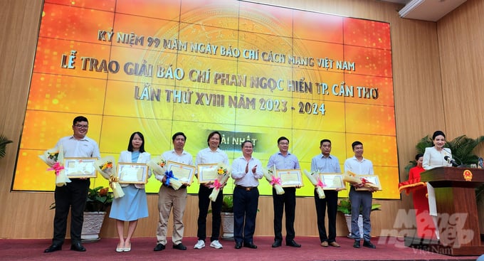 Ông Trần Việt Trường, Chủ tịch UBND TP Cần Thơ trao bằng khen cho các tác giả, nhóm tác giả có tác phẩm xuất sắc. Ảnh: Kim Anh.