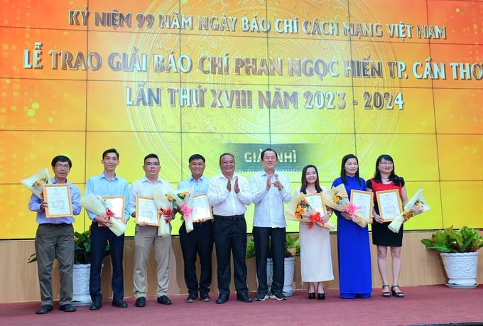 Các tác phẩm xuất sắc đoạt giải Nhì của Giải báo chí Phan Ngọc Hiển lần thứ XVIII (2023 – 2024). Ảnh: Kim Anh.