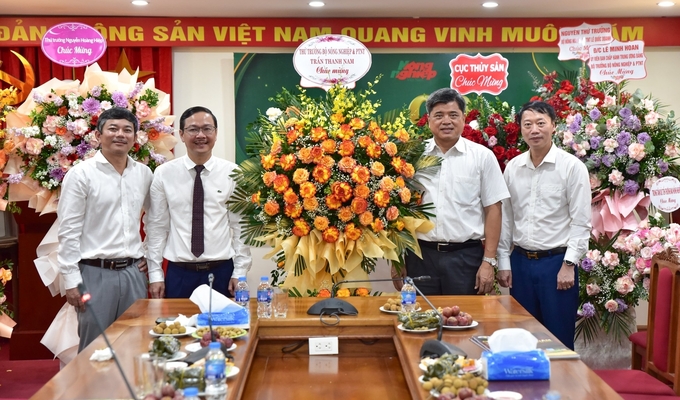 Thứ trưởng Trần Thanh Nam chúc mừng Báo Nông nghiệp Việt Nam nhân kỷ niệm 99 năm ngày Báo chí Cách mạng Việt Nam. Ảnh: Tùng Đinh.