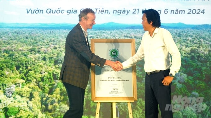 Ông Jake Brunner, Giám đốc IUCN Khu vực Hạ lưu sông Mekong trao chứng nhận danh hiệu Danh lục Xanh IUCN cho VQG Cát Tiên. Ảnh: Trần Phi.