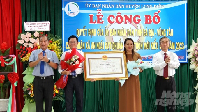 Lãnh đạo Huyện ủy và UBND huyện Long Điền trao bằng của UBND tỉnh công nhận xã An Ngãi đạt chuẩn nông thôn mới kiểu mẫu năm 2023 về chuyển đổi số. Ảnh: Nguyễn Tuyền.