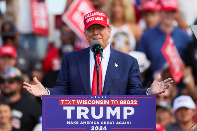 Ứng cử viên Tổng thống của đảng Cộng hòa Donald Trump phát biểu trong sự kiện tranh cử ở Racine, Wisconsin, Mỹ hôm 18/6. Ảnh: Reuters.