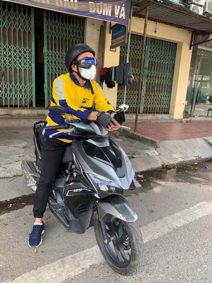 Phóng viên Báo Nông nghiệp Việt Nam hóa thân thành xe ôm công nghệ.