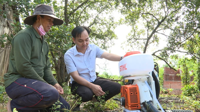 Chính quyền địa phương hỗ trợ ngư cụ sản xuất cho bà con tại Tiểu khu 67.