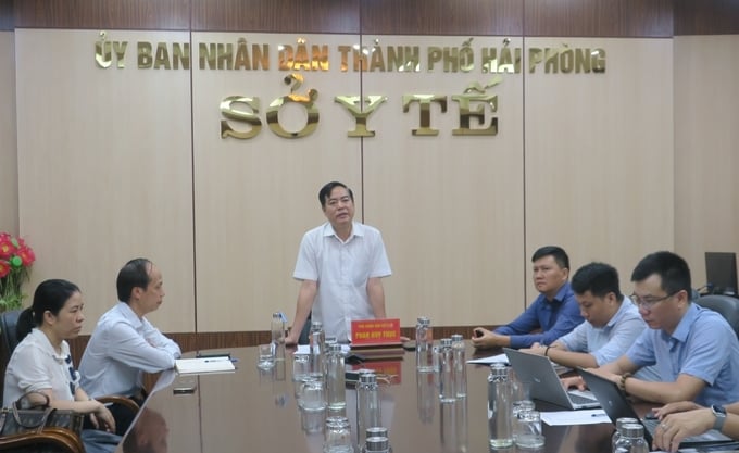 Ông Phan Huy Thục - Phó Giám đốc Sở Y tế Hải Phòng chỉ đạo các đơn vị tập trung thực hiện các giải pháp phòng chống dịch sốt xuất huyết trên địa bàn thành phố. Ảnh: Hồng Nhung.