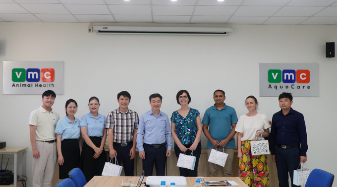 Dr. Soubeyran (4th from right) visited and worked at the factory of VMC Vietnam Company on March 31, 2024.