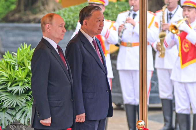 President To Lam presided over the welcoming ceremony for President Vladimir Putin on the morning of June 20 at the Presidential Palace. Photo: Tung Dinh.