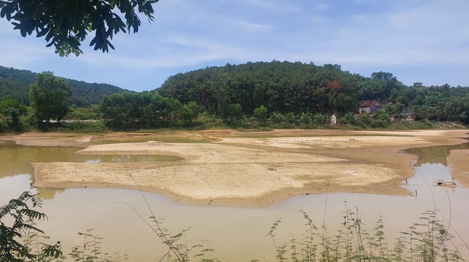 Mực nước tại nhiều hồ, đập trên địa bàn Nghệ An đang cạn kiệt. Ảnh: Ngọc Linh.