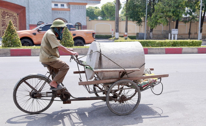 Với những lao động chân tay thì những ngày nắng gắt chẳng khác nào cực hình. Ảnh: Ngọc Linh.