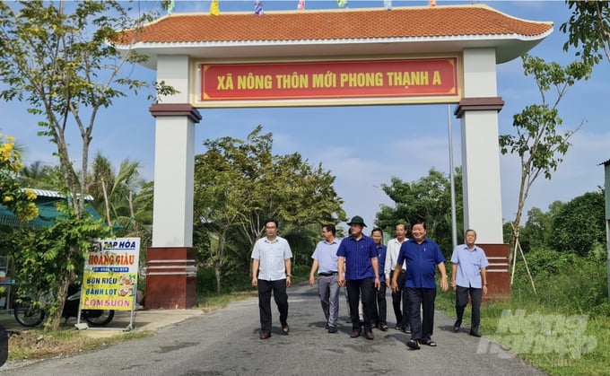 Lãnh đạo UBND thị xã Giá Rai kiểm tra tiến độ xây dựng NTM nâng cao tại xã Phong Thạnh A. Ảnh: Trọng Linh.