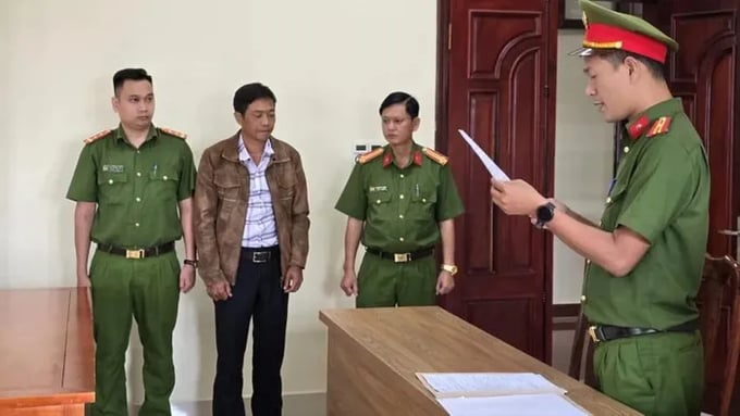 Cơ quan CSĐT đọc lệnh bắt ông Nhan Thế Anh (41 tuổi), Phó Chủ tịch UBND xã Phi Tô, huyện Lâm Hà. Ảnh: NX.
