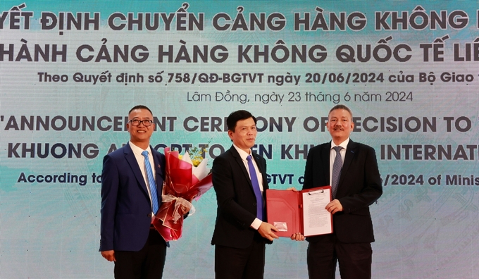 Ông Lê Anh Tuấn, Thứ trưởng Bộ GTVT (giữa) trao quyết định chuyển Cảng hàng không Liên Khương thành cảng hàng không quốc tế. Ảnh: NN.