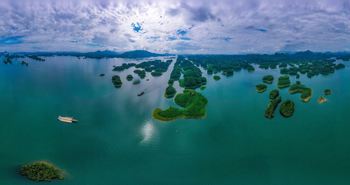 Việc quy hoạch phát triển du lịch sẽ chú trọng bảo vệ và phát huy giá trị mặt nước hồ Thác Bà, hệ thống các đảo trong lòng hồ.