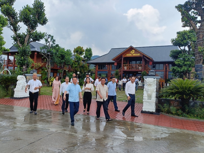 Bộ trưởng Lê Minh Hoan và đoàn công tác thăm một điểm du lịch mới xây dựng. Ảnh: Thanh Tiến.