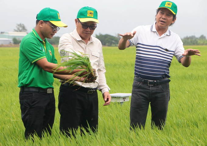 Ông Phan Văn Tâm, Phó Tổng Giám đốc Công ty CP Phân bón Bình Điền (bìa phải) trao đổi với Ngài Quốc vụ khanh Toch Bunhour.