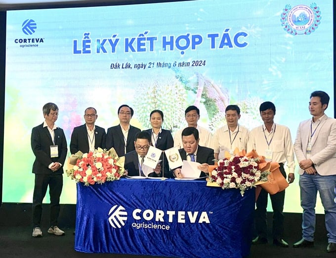 Corteva Agriscience™ Vietnam and WASI officially signing a five-year long-term cooperation agreement. Photo: Duc Trung.