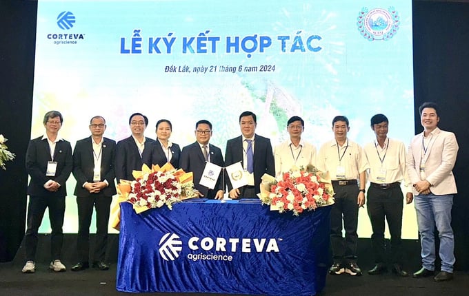 Corteva Agriscience™ Vietnam and WASI officially signing a five-year long-term cooperation agreement. Photo: Duc Trung.