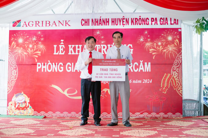 Agribank Gia Lai trao tặng 2 căn nhà tình nghĩa trị giá 150 triệu đồng cho các hộ gia đình khó khăn trên địa bàn huyện Krông Pa. Ảnh: Tuấn Anh.