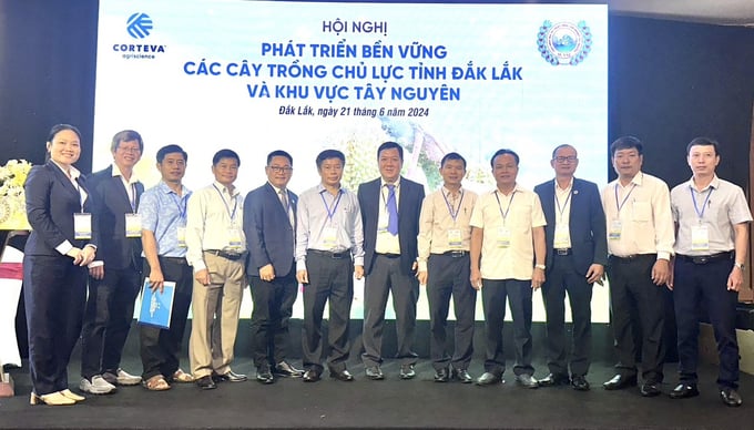 WASI leaders and Corteva Vietnam representatives posing with the conference attendees. Photo: Duc Trung.