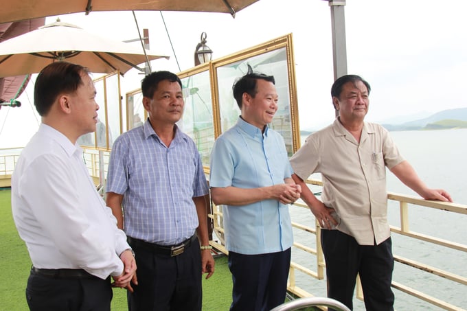 Bộ trưởng Bộ NN-PTNT Lê Minh Hoan và lãnh đạo tỉnh Yên Bái tham quan Danh thắng hồ Thác Bà, nơi được ví như Vịnh Hạ Long trên núi. Ảnh: Thanh Tiến.