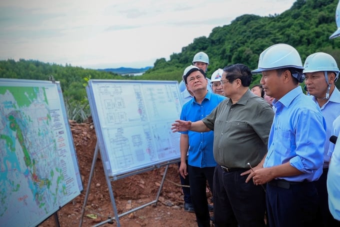 Thủ tướng Chính phủ Phạm Minh Chính đi kiểm tra hiện trường thi công dự án Đường dây tải điện 500 kV mạch 3. Ảnh: VGP.