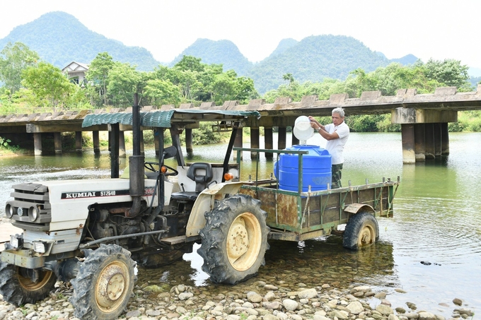 Người dân xã Trung Hóa dùng máy cày chở nước từ suối Rào Nam cách khu dân cư khoảng 2km chở nước về dùng. Ảnh: T. Đức.