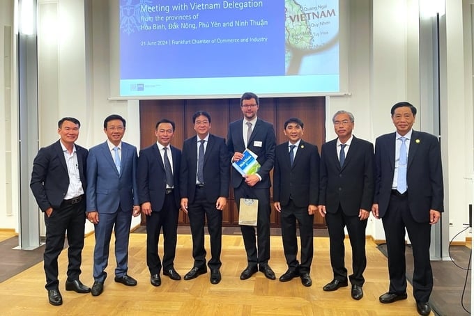 The Vietnam delegation presenting souvenirs to the Frankfurt Chamber of Commerce and Industry. Photo: TL.